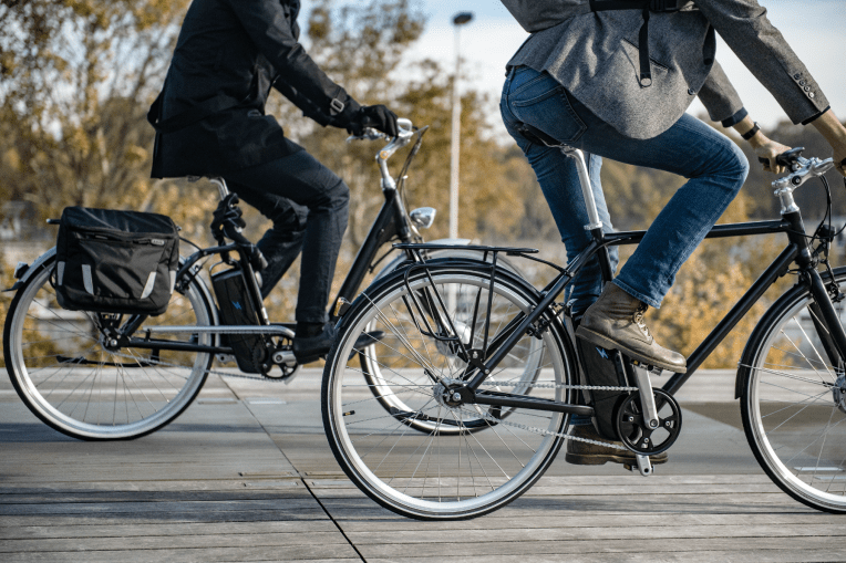Les 7 Bienfaits du Vélo Électrique dans Votre Quotidien: Plaisir, Santé et Liberté 🚴‍♀️🚀✨ - Momentum Electric