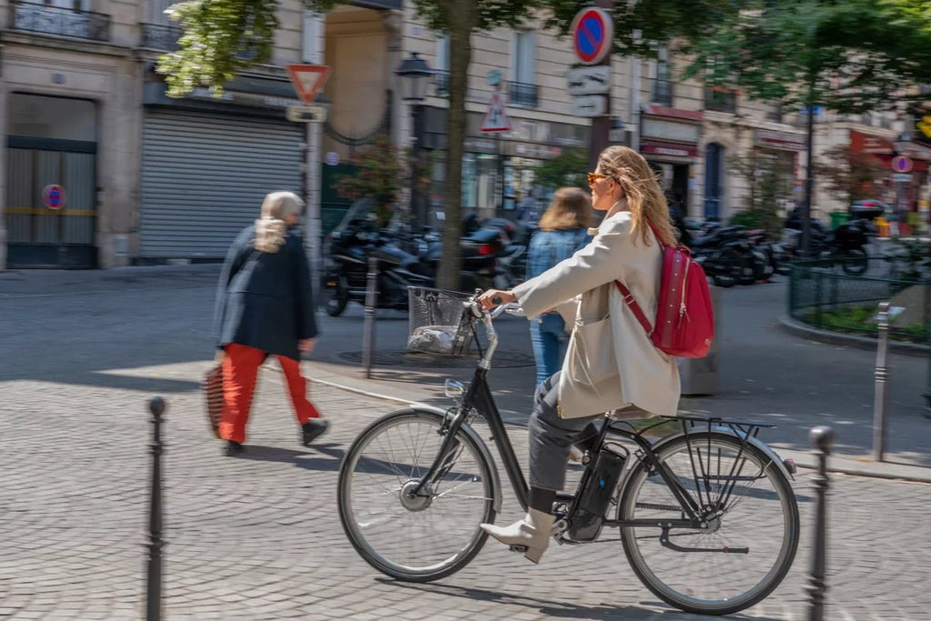 Les femmes à vélo : Journée des droits de la Femme et avenir durable - Momentum Electric