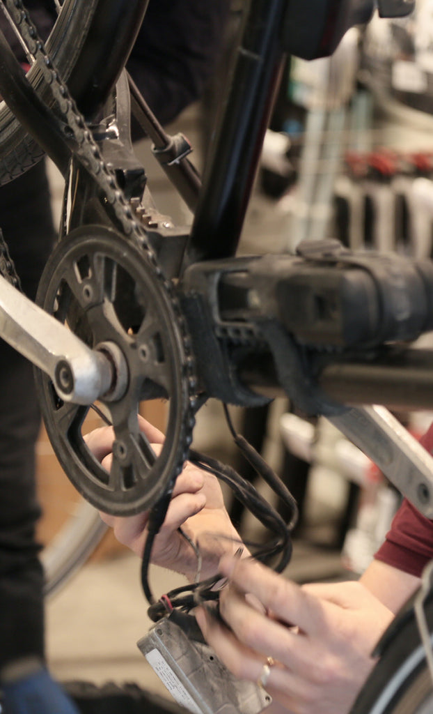 La réparation vélo électrique en atelier chez Momentum Electric