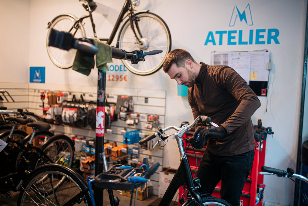 La réparation vélo électrique en atelier chez Momentum Electric