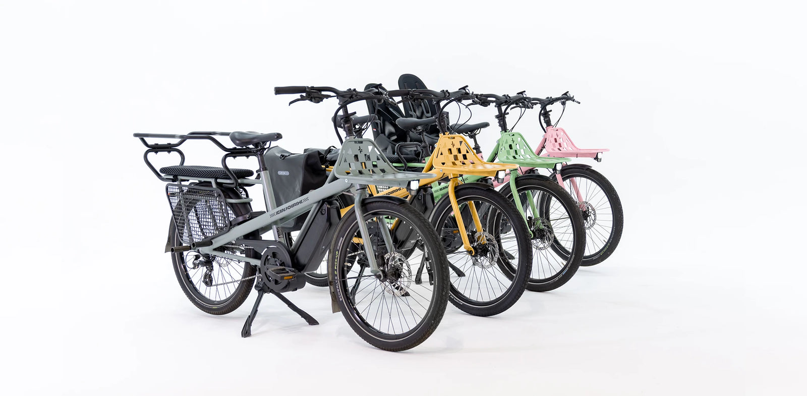 Plusieurs vélos cargo Jean Fourche et leurs équipements