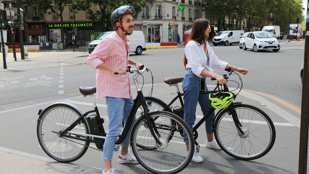 Cyclistes avec des vélos électriques Momentum Model T et Upstart à Paris